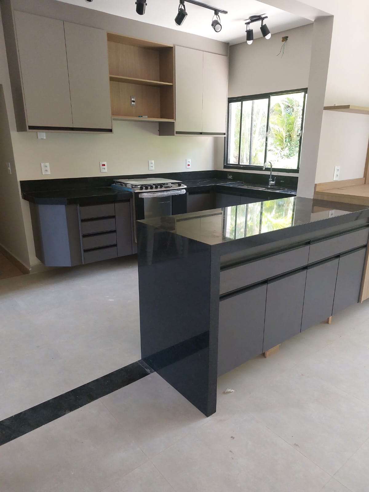 Cozinha em U com bancada e ilha de granito preto polido
